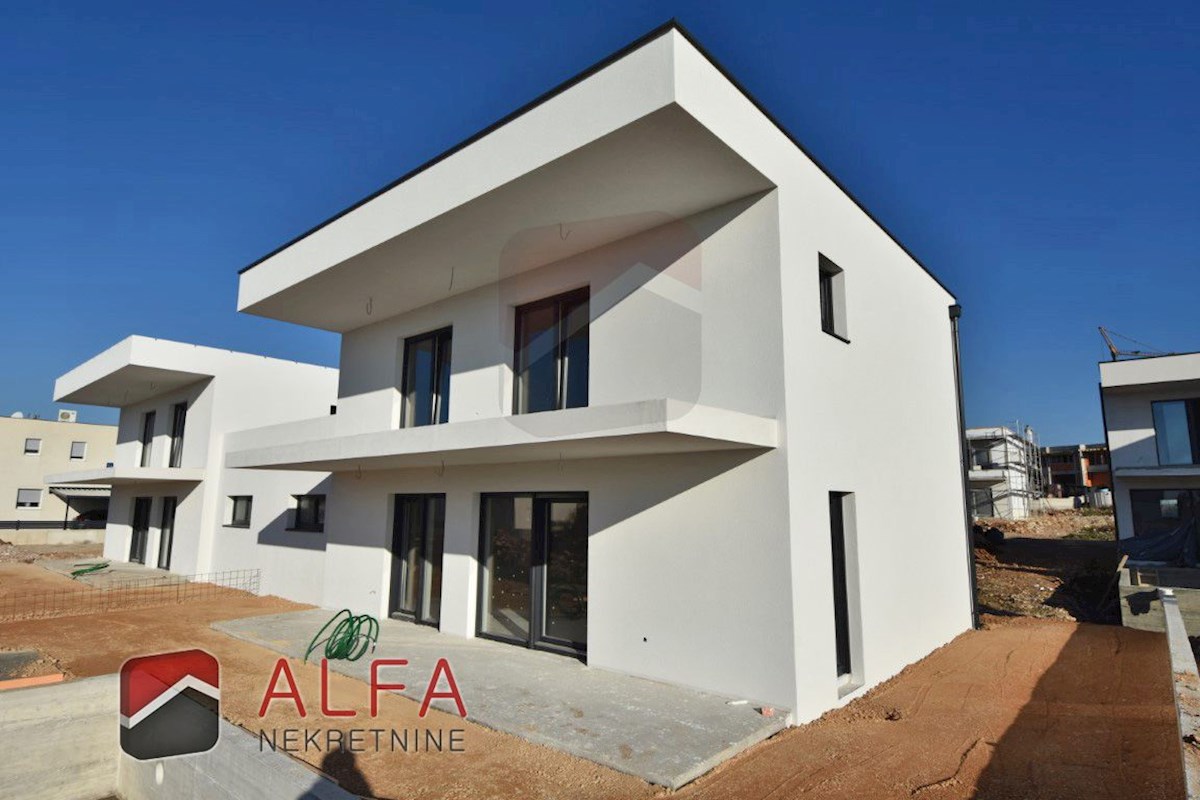 Croazia, Vodice – nuova casa bifamiliare in vendita con piscina e garage