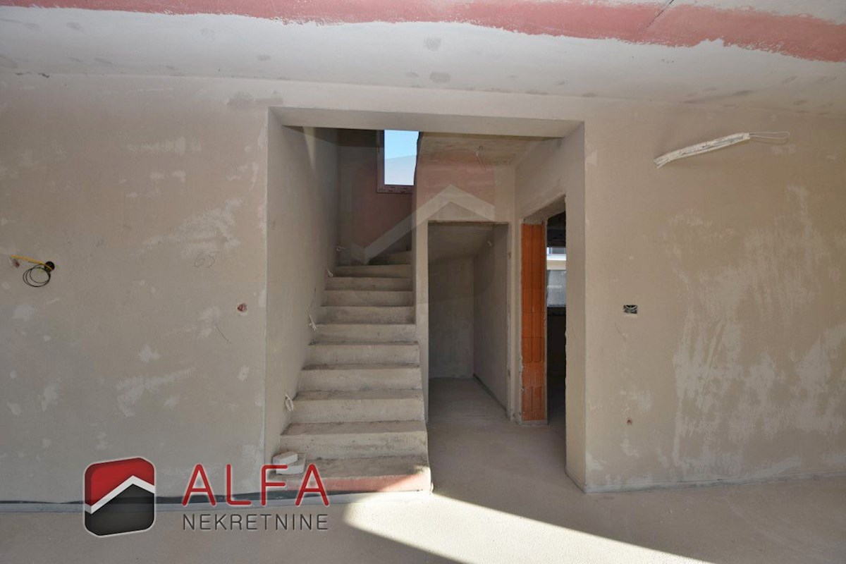 Croazia, Vodice – nuova casa bifamiliare in vendita con piscina e garage