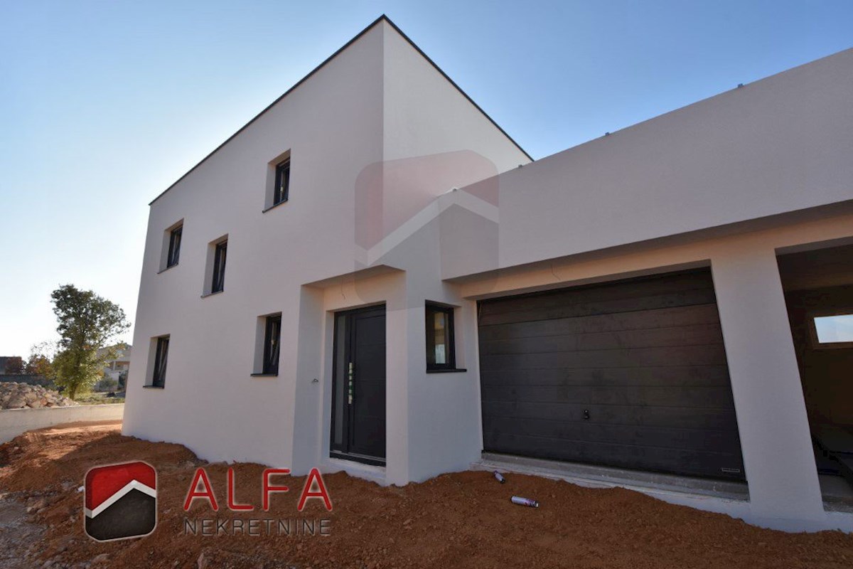 Croazia, Vodice – nuova casa bifamiliare in vendita con piscina e garage