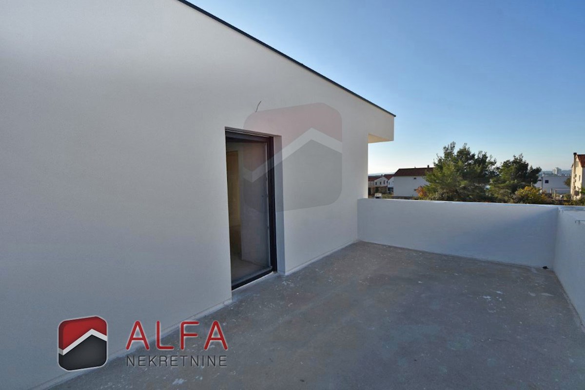 Croazia, Vodice – nuova casa bifamiliare in vendita con piscina e garage