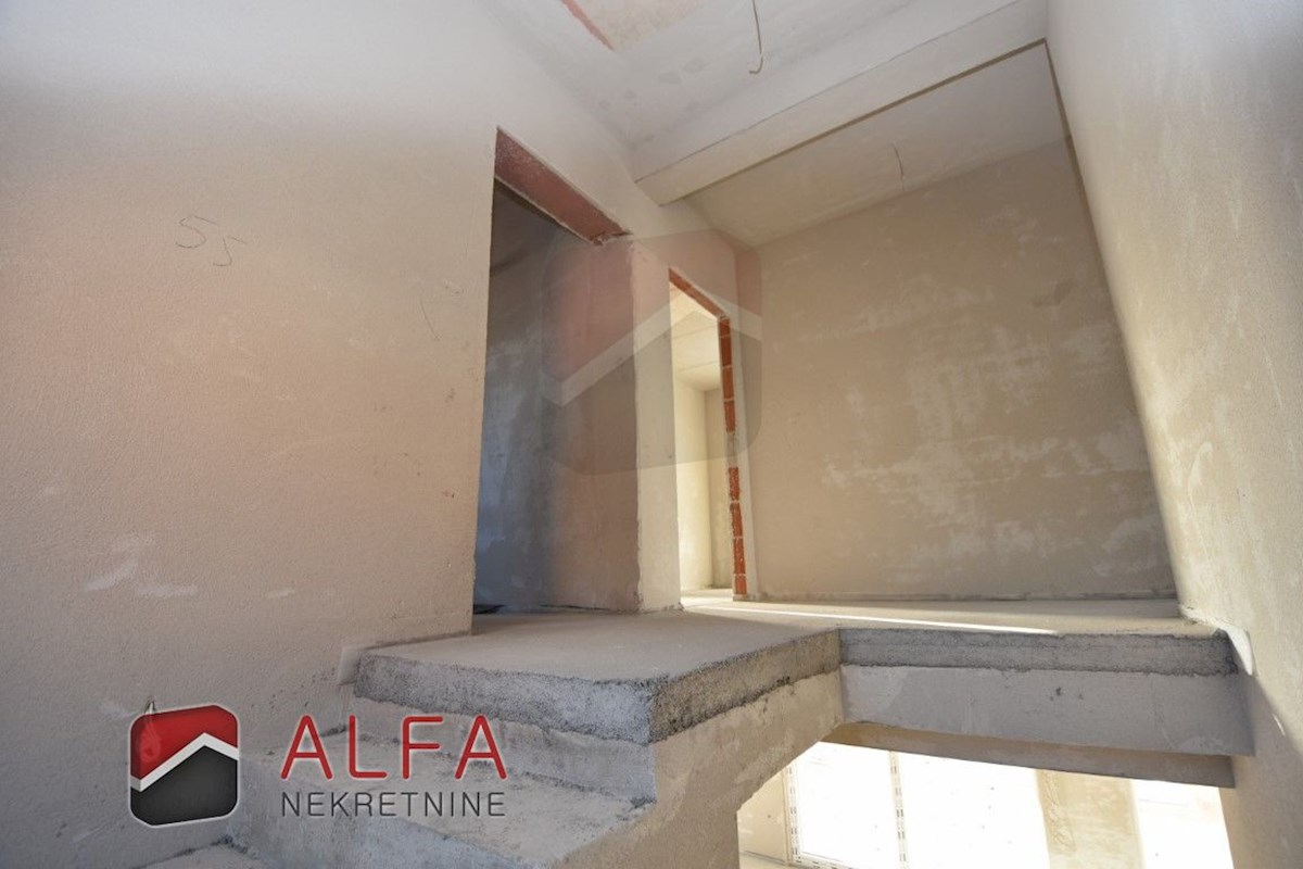 Croazia, Vodice – nuova casa bifamiliare in vendita con piscina e garage