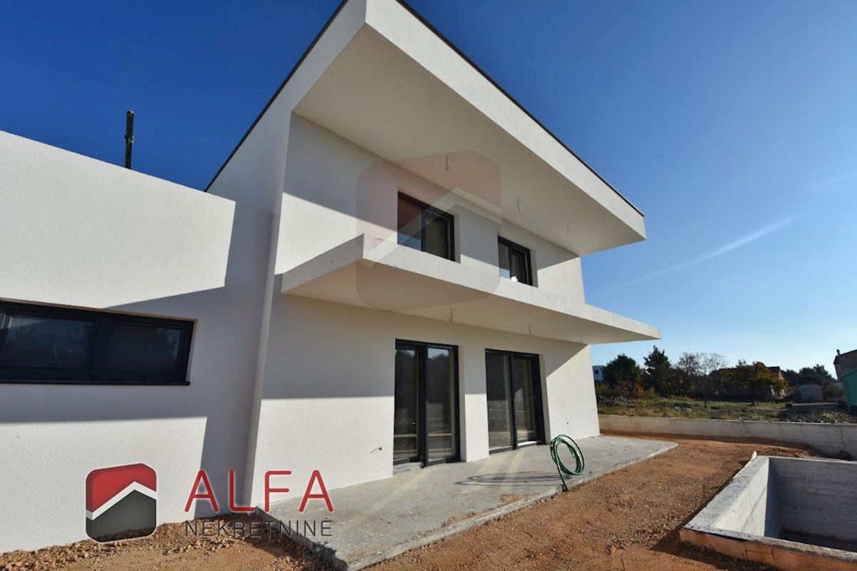Croazia, Vodice – nuova casa bifamiliare in vendita con piscina e garage