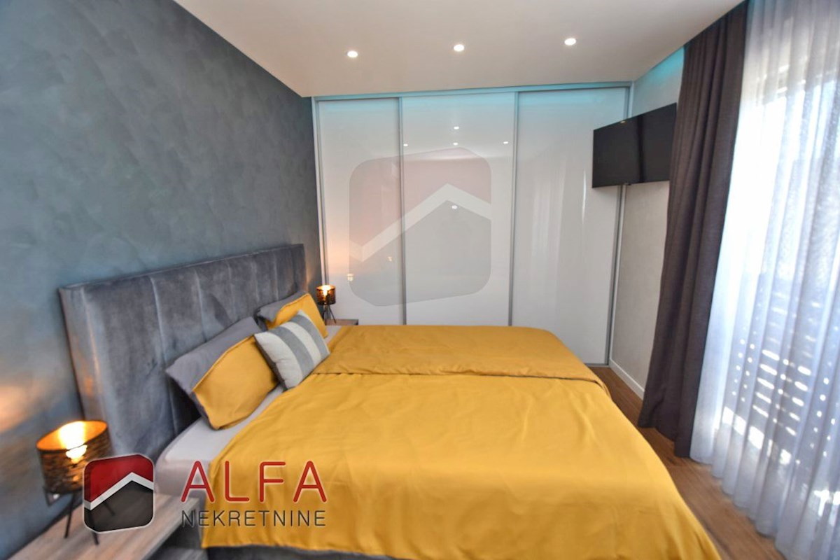 Croazia, Vodice, nuova casa bifamiliare completamente arredata in vendita, con piscina