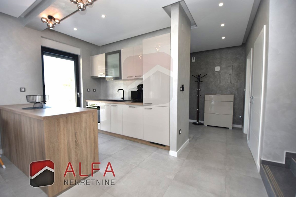 Croazia, Vodice, nuova casa bifamiliare completamente arredata in vendita, con piscina