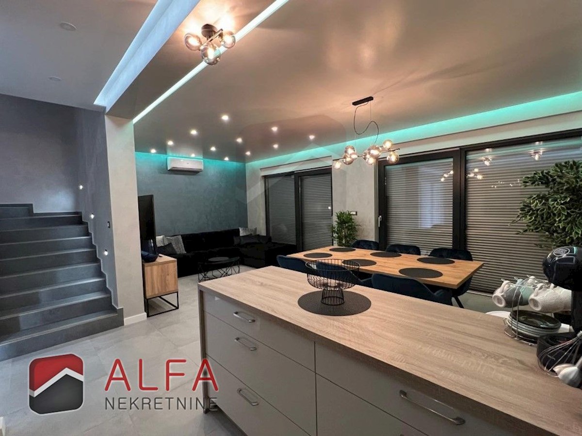 Croazia, Vodice, nuova casa bifamiliare completamente arredata in vendita, con piscina