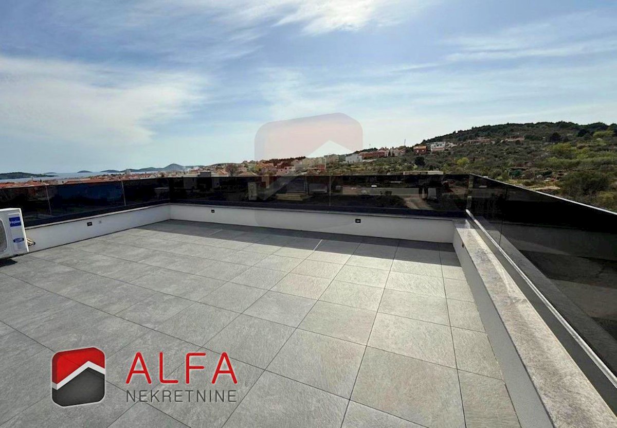 Croazia, Vodice, nuova casa bifamiliare completamente arredata in vendita, con piscina