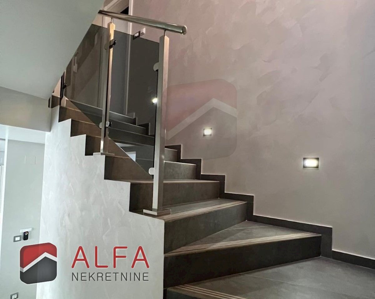 Croazia, Vodice, nuova casa bifamiliare completamente arredata in vendita, con piscina