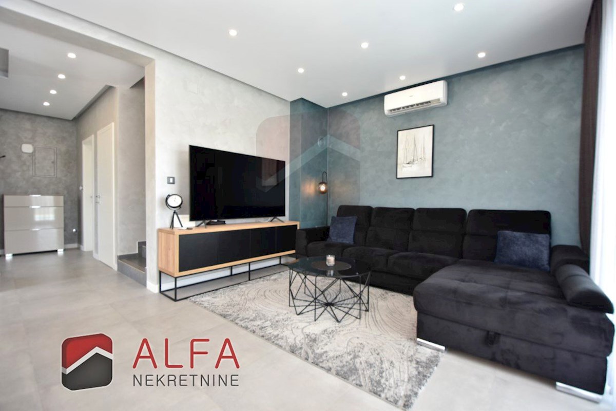 Croazia, Vodice, nuova casa bifamiliare completamente arredata in vendita, con piscina