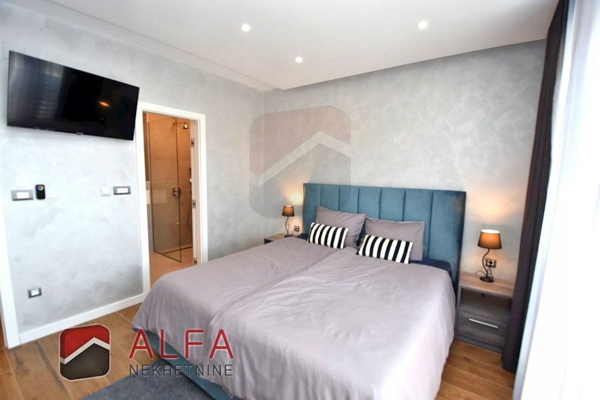 Croazia, Vodice, nuova casa bifamiliare completamente arredata in vendita, con piscina