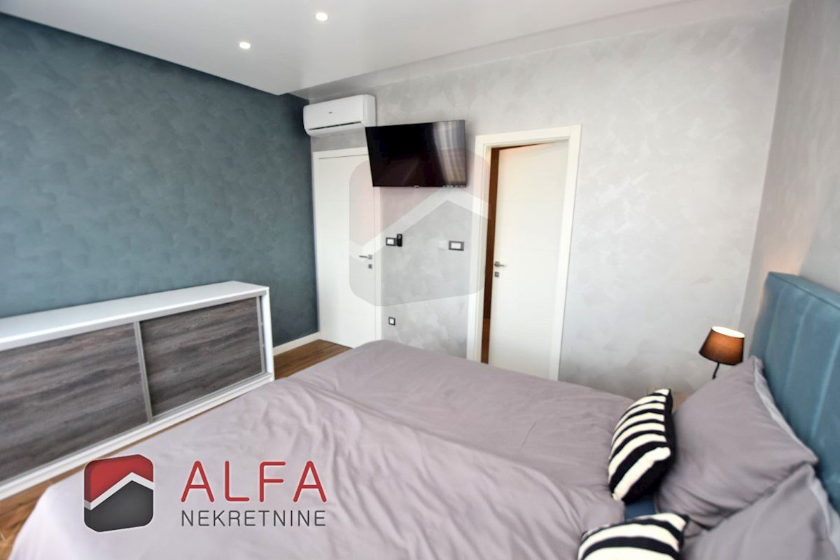 Croazia, Vodice, nuova casa bifamiliare completamente arredata in vendita, con piscina