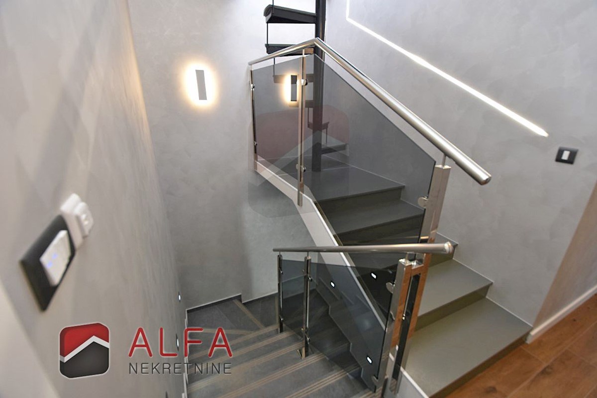 Croazia, Vodice, nuova casa bifamiliare completamente arredata in vendita, con piscina