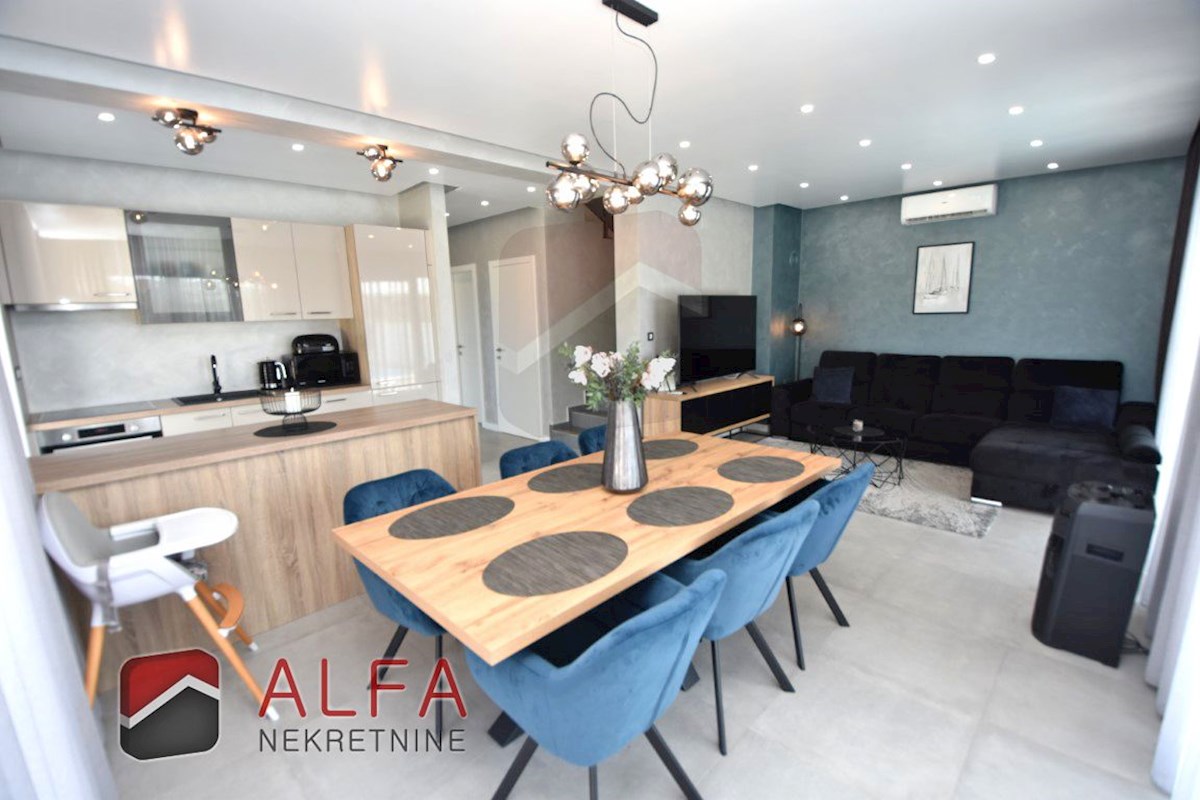 Croazia, Vodice, nuova casa bifamiliare completamente arredata in vendita, con piscina