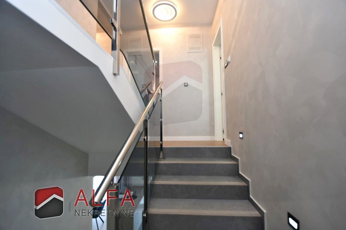 Croazia, Vodice, nuova casa bifamiliare completamente arredata in vendita, con piscina