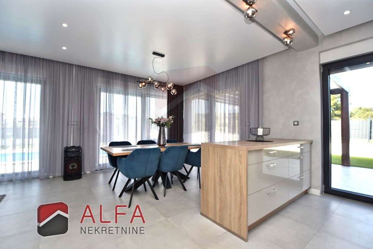 Croazia, Vodice, nuova casa bifamiliare completamente arredata in vendita, con piscina