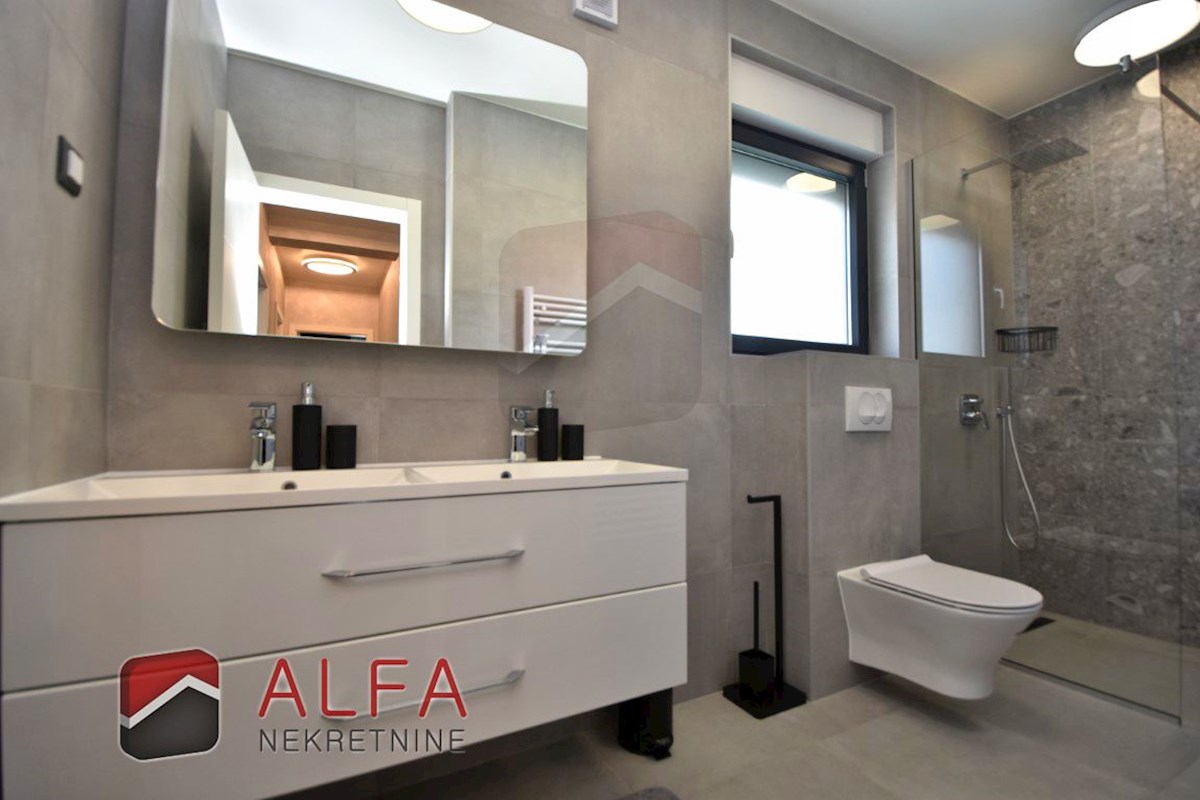 Croazia, Vodice, nuova casa bifamiliare completamente arredata in vendita, con piscina