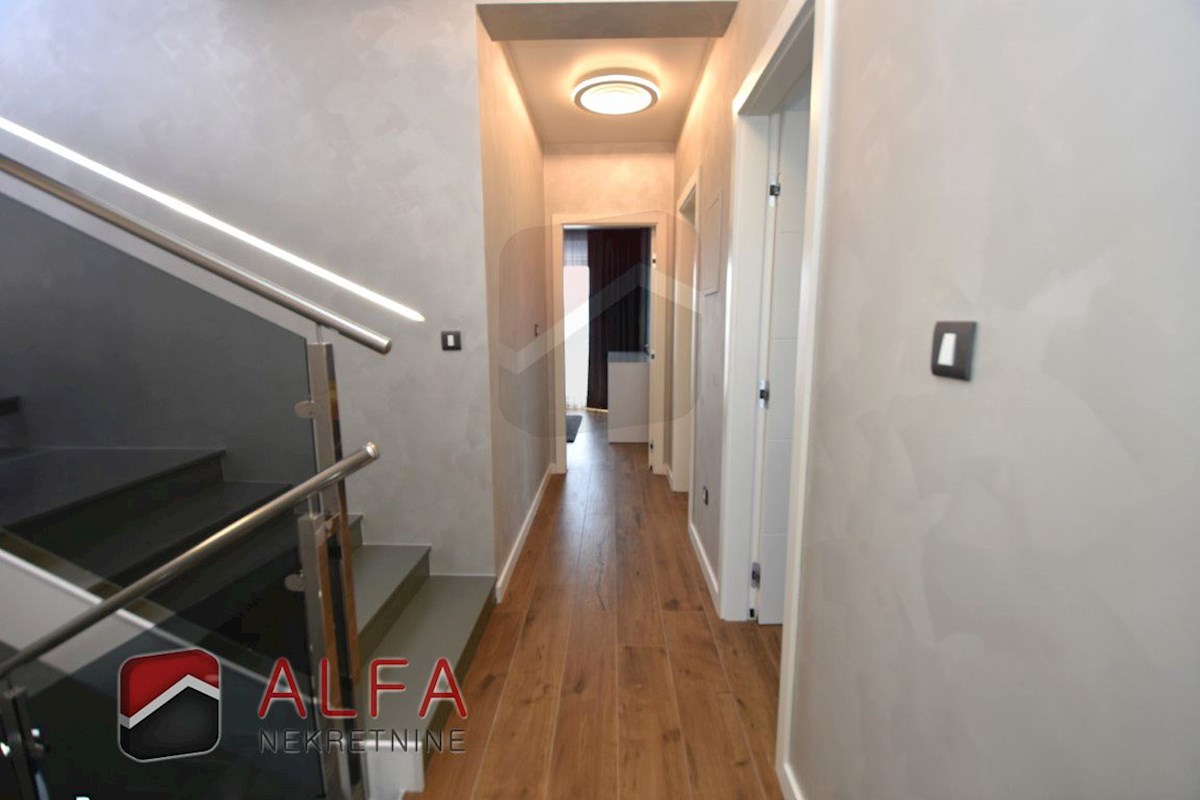 Croazia, Vodice, nuova casa bifamiliare completamente arredata in vendita, con piscina