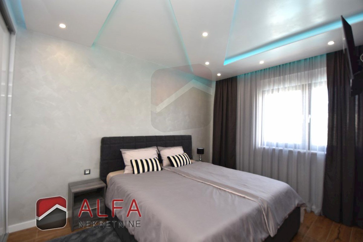 Croazia, Vodice, nuova casa bifamiliare completamente arredata in vendita, con piscina