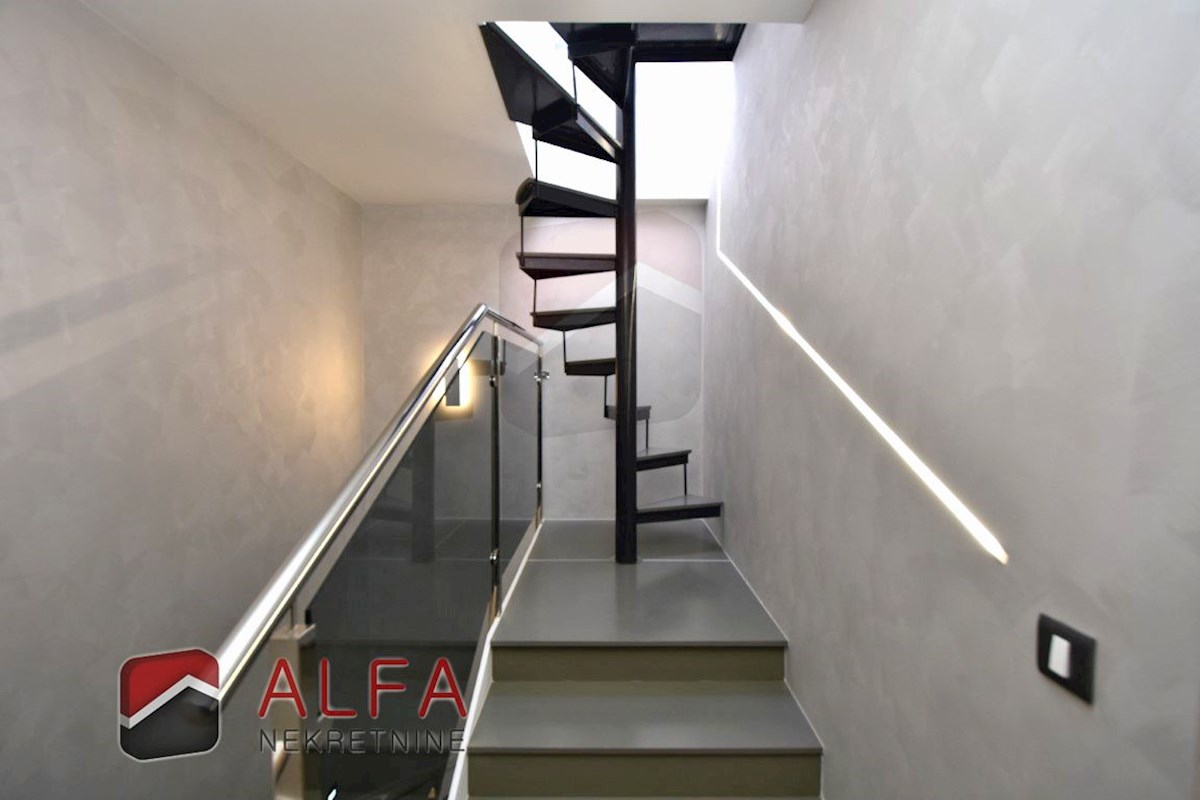 Croazia, Vodice, nuova casa bifamiliare completamente arredata in vendita, con piscina