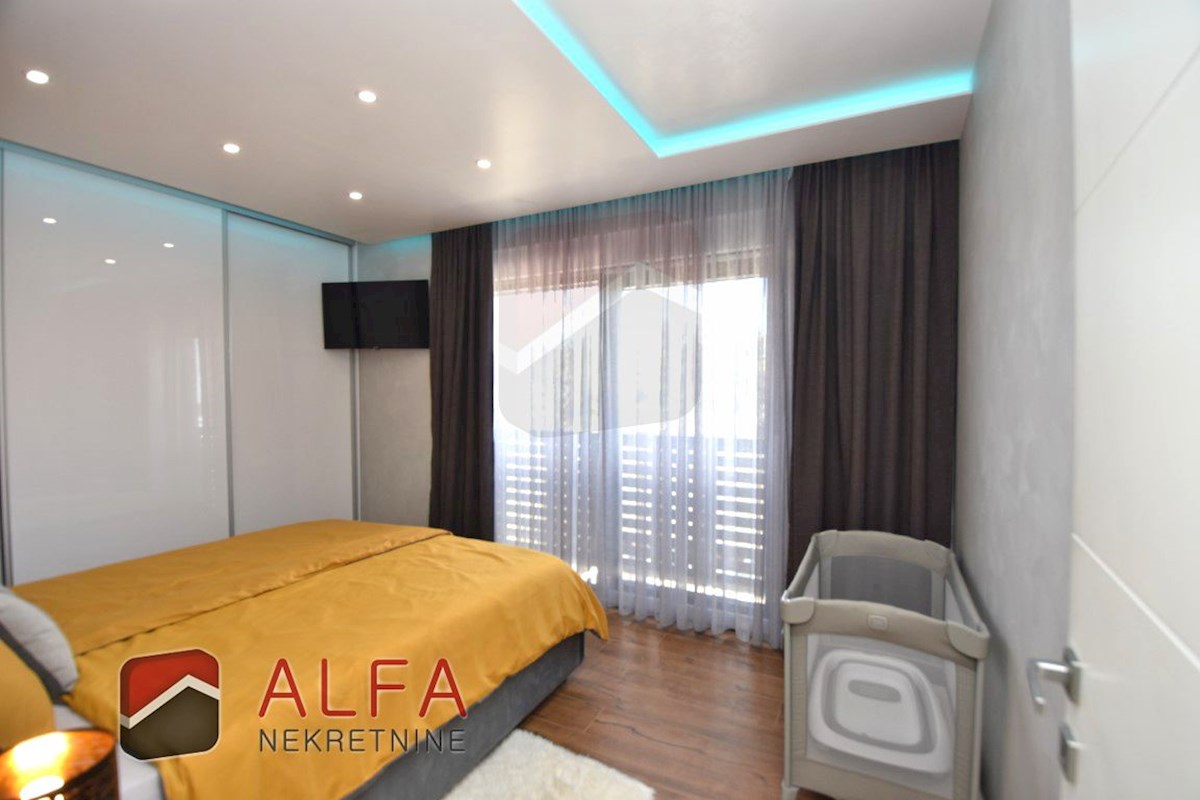 Croazia, Vodice, nuova casa bifamiliare completamente arredata in vendita, con piscina