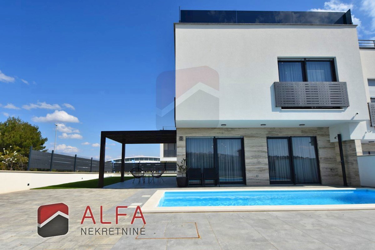 Croazia, Vodice, nuova casa bifamiliare completamente arredata in vendita, con piscina