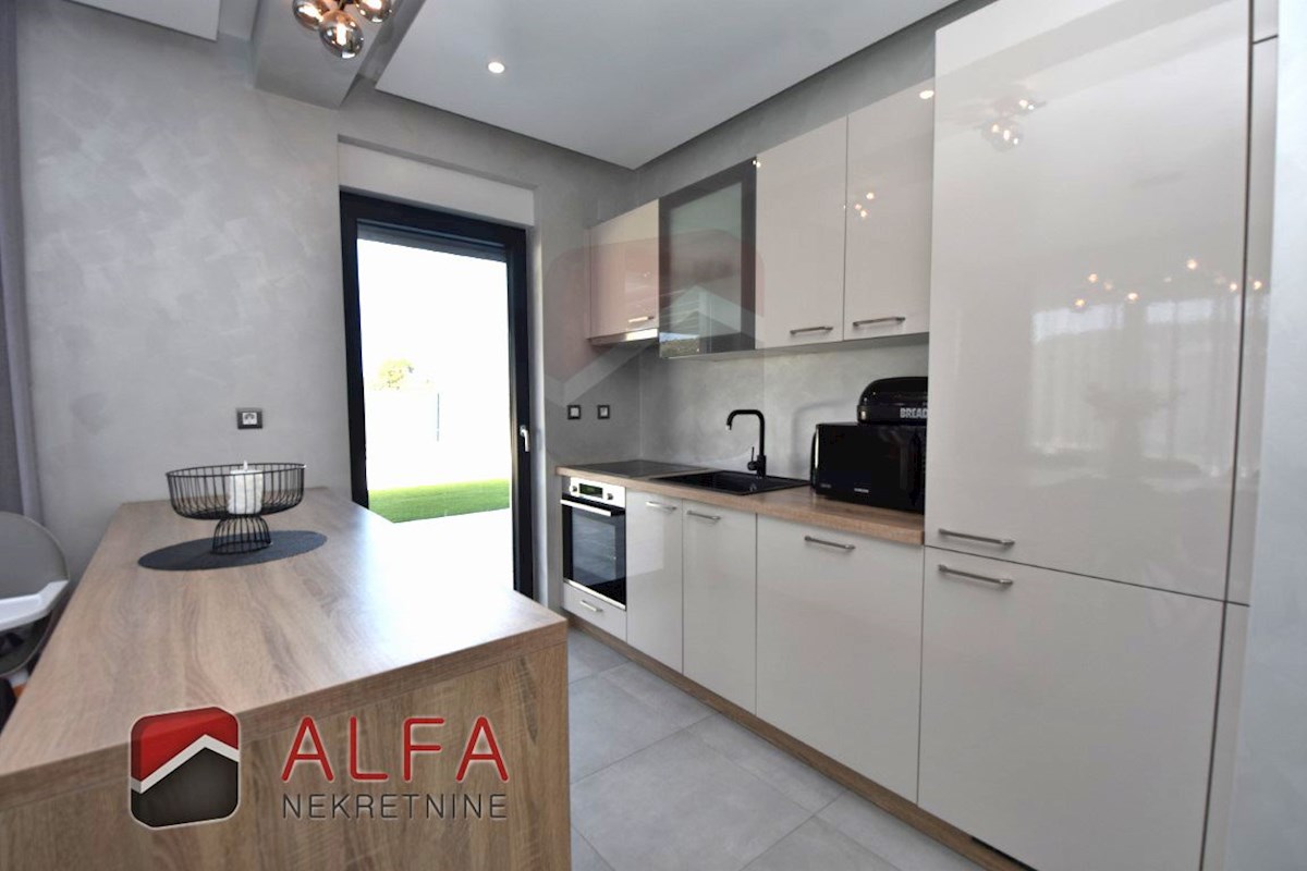 Croazia, Vodice, nuova casa bifamiliare completamente arredata in vendita, con piscina