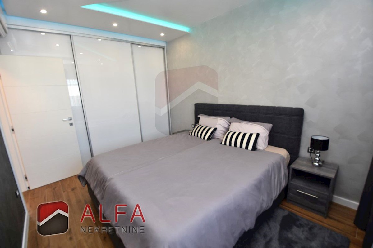 Croazia, Vodice, nuova casa bifamiliare completamente arredata in vendita, con piscina