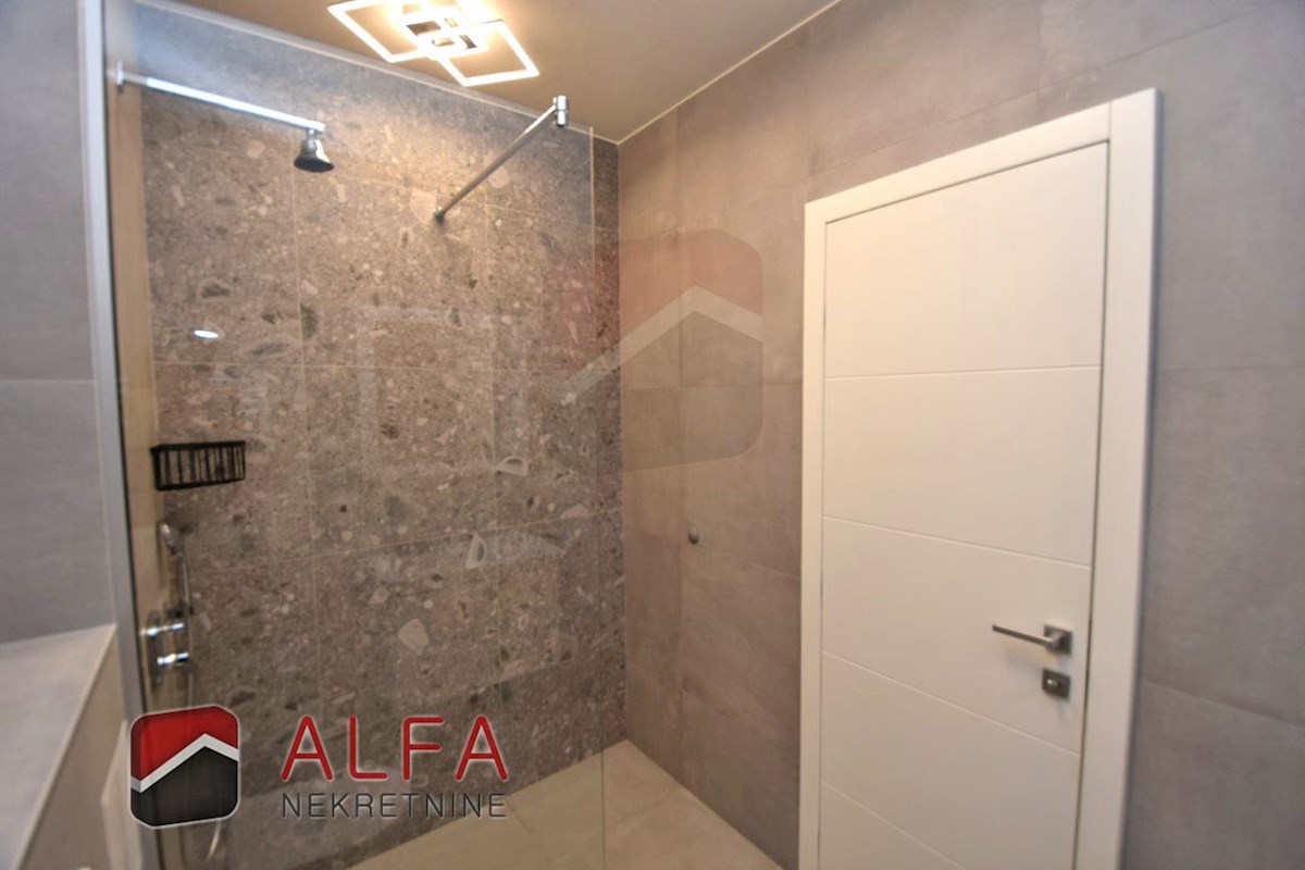 Croazia, Vodice, nuova casa bifamiliare completamente arredata in vendita, con piscina