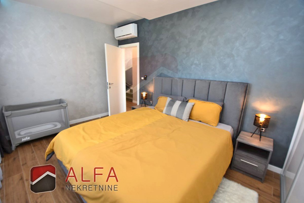 Croazia, Vodice, nuova casa bifamiliare completamente arredata in vendita, con piscina