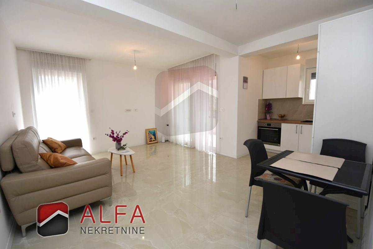 Croazia, centro di Vodice – in vendita: appartamento nuovo con due camere da letto, primo piano