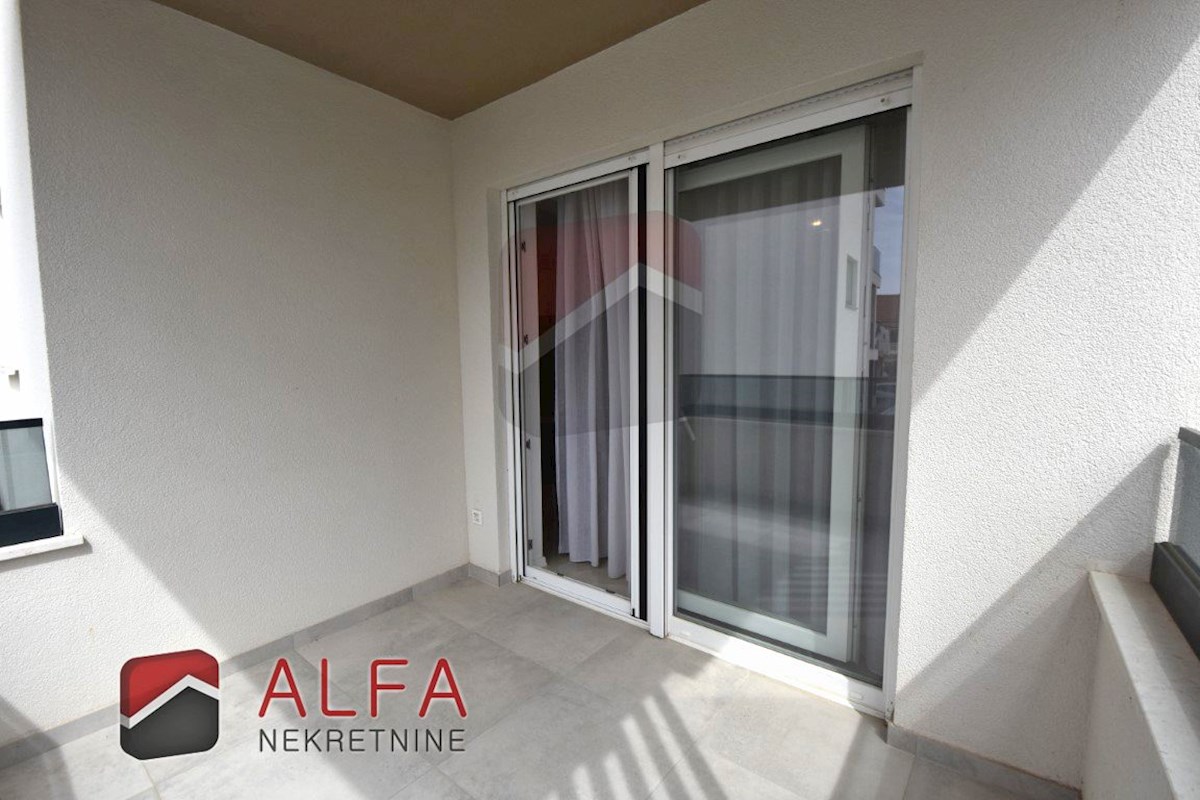 Croazia, centro di Vodice – in vendita: appartamento nuovo con due camere da letto, primo piano