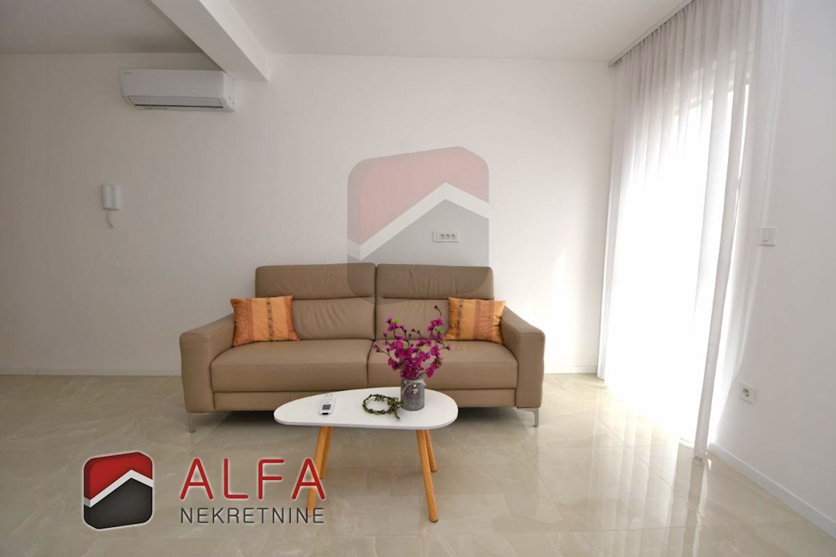 Croazia, centro di Vodice – in vendita: appartamento nuovo con due camere da letto, primo piano