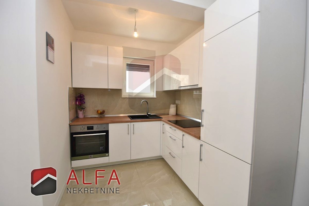 Croazia, centro di Vodice – in vendita: appartamento nuovo con due camere da letto, primo piano