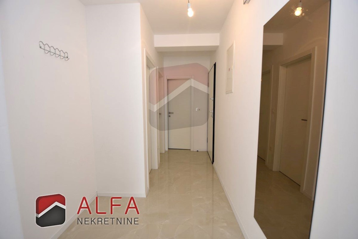 Croazia, centro di Vodice – in vendita: appartamento nuovo con due camere da letto, primo piano