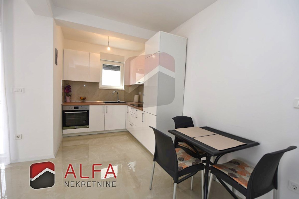 Croazia, centro di Vodice – in vendita: appartamento nuovo con due camere da letto, primo piano