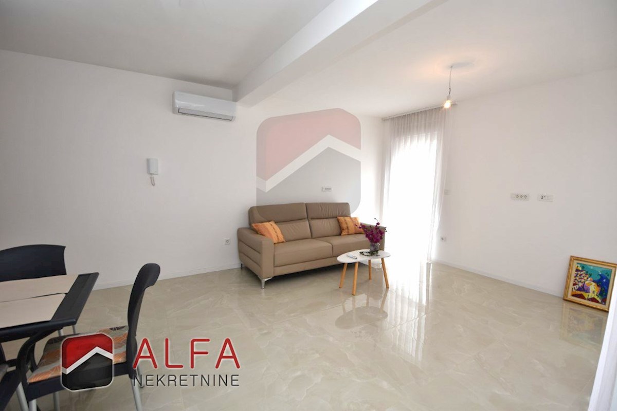 Croazia, centro di Vodice – in vendita: appartamento nuovo con due camere da letto, primo piano