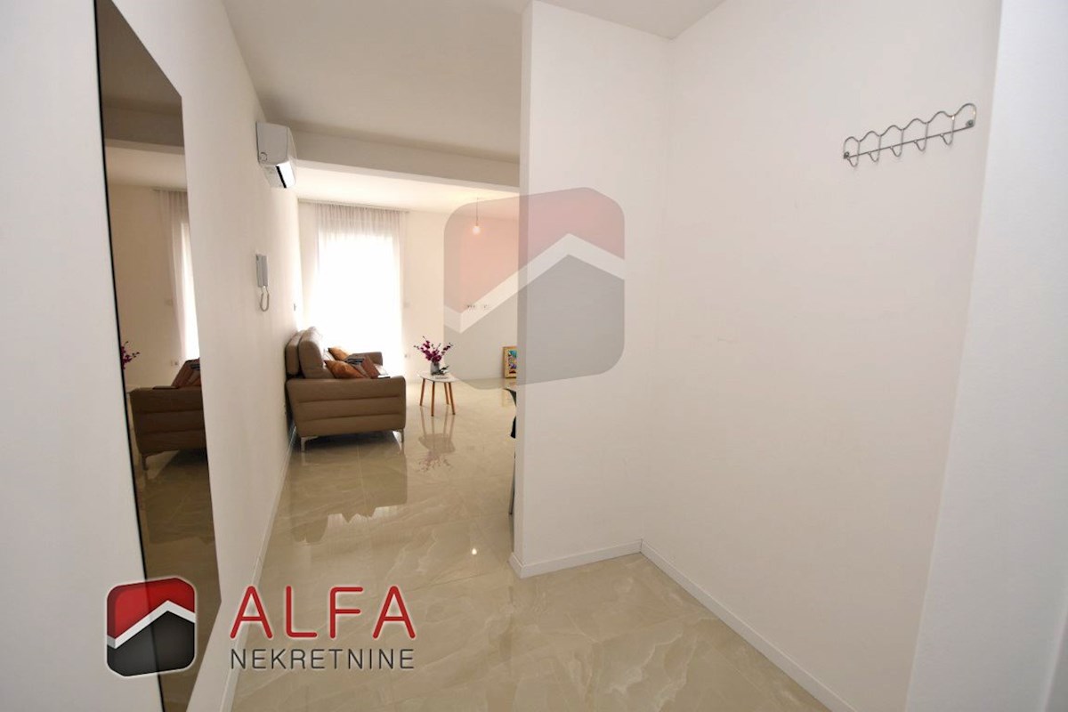 Croazia, centro di Vodice – in vendita: appartamento nuovo con due camere da letto, primo piano