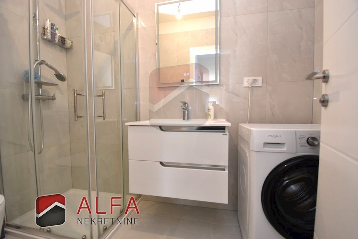 Croazia, centro di Vodice – in vendita: appartamento nuovo con due camere da letto, primo piano