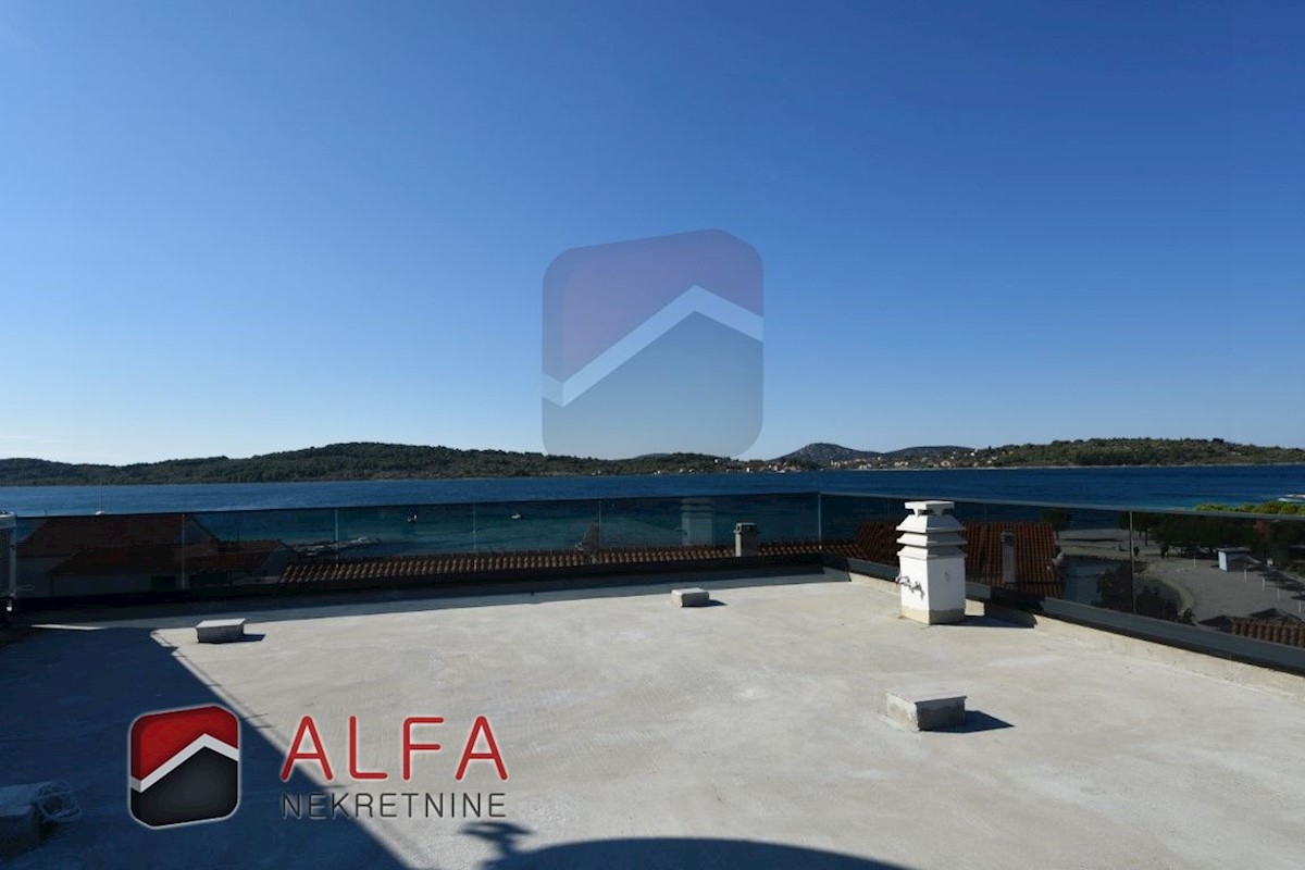 Croazia, Vodice, Srima, nuova casa moderna con 5 appartamenti in vendita, seconda fila al mare, con una fantastica vista sul mare