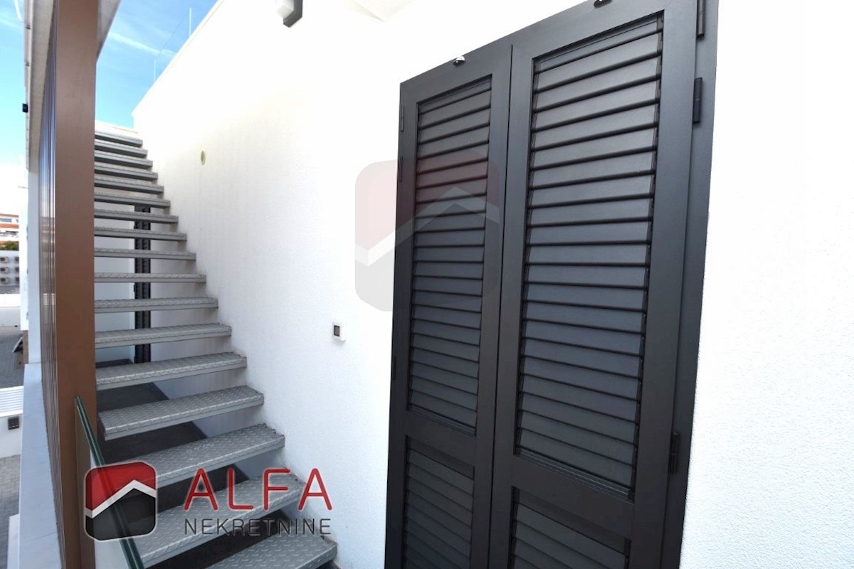 Vodice centro, ATTRAENTE, vendesi appartamento trilocale al secondo piano con terrazza sul tetto ​