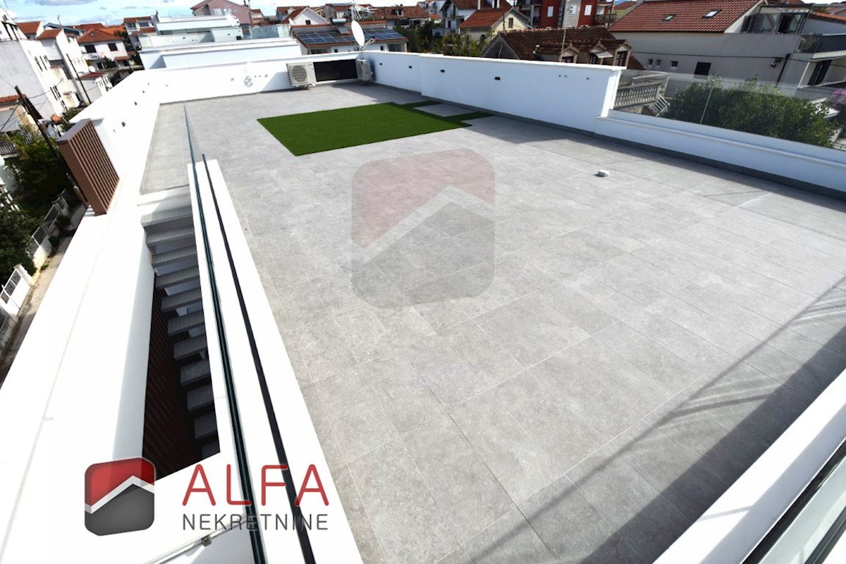 Vodice centro, ATTRAENTE, vendesi appartamento trilocale al secondo piano con terrazza sul tetto ​