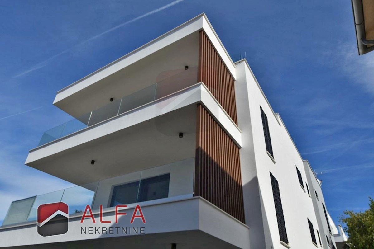 Vodice centro, ATTRAENTE, vendesi appartamento trilocale al secondo piano con terrazza sul tetto ​