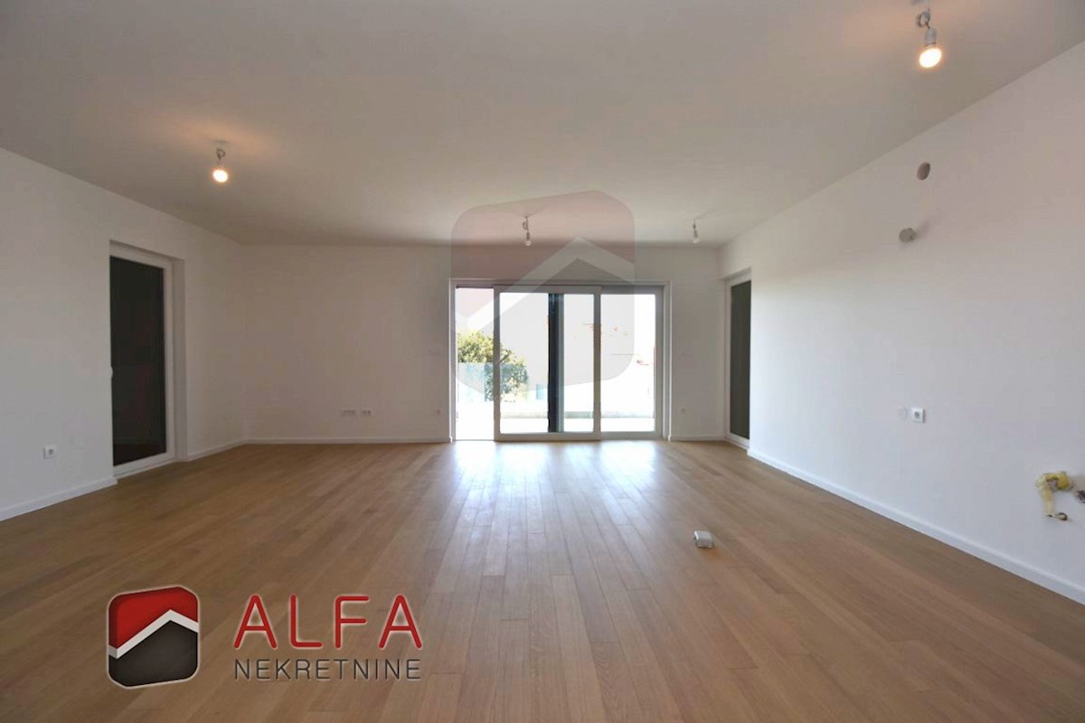 Vodice centro, ATTRAENTE, vendesi appartamento trilocale al secondo piano con terrazza sul tetto ​