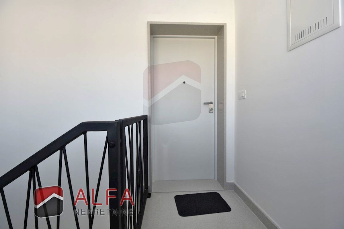 Vodice centro, ATTRAENTE, vendesi appartamento trilocale al secondo piano con terrazza sul tetto ​