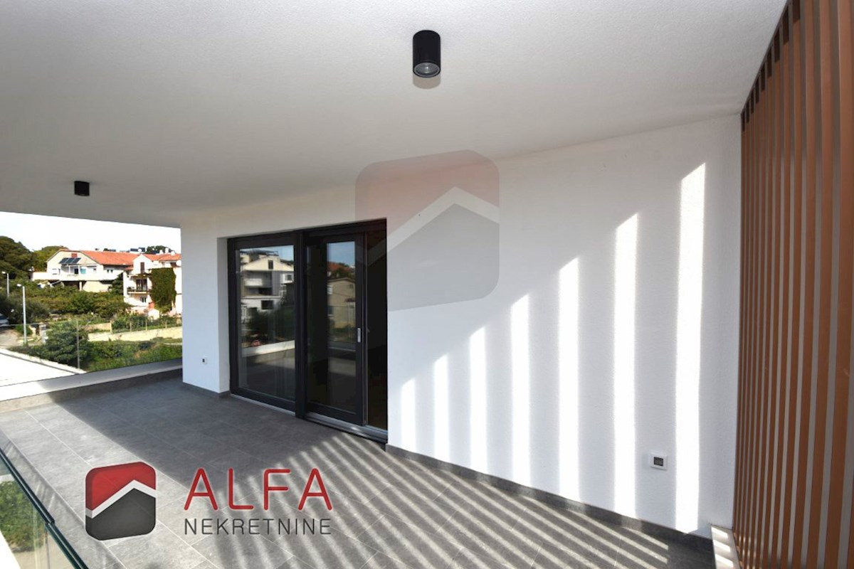 Vodice centro, ATTRAENTE, vendesi appartamento trilocale al secondo piano con terrazza sul tetto ​