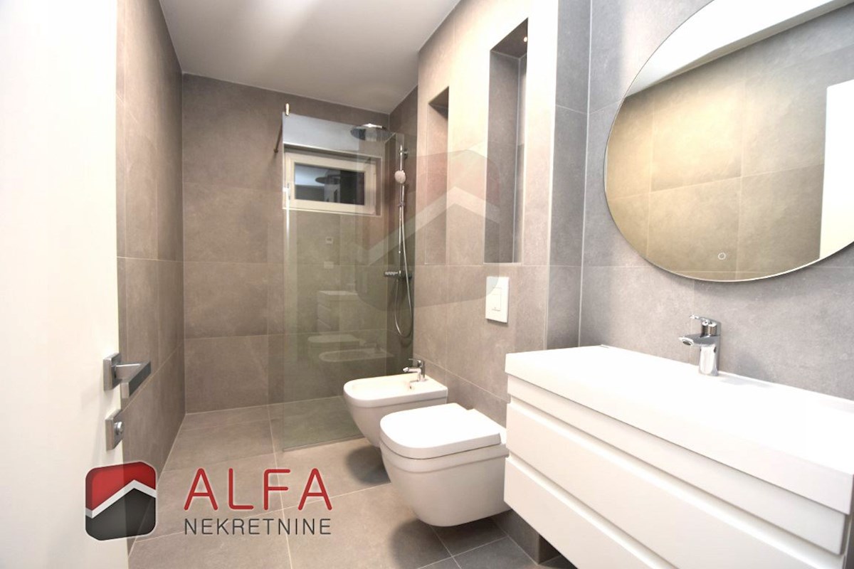 Vodice centro, ATTRAENTE, vendesi appartamento trilocale al secondo piano con terrazza sul tetto ​