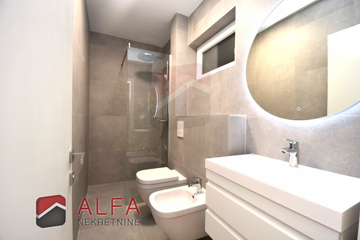 Vodice centro, ATTRAENTE, vendesi appartamento trilocale al secondo piano con terrazza sul tetto ​