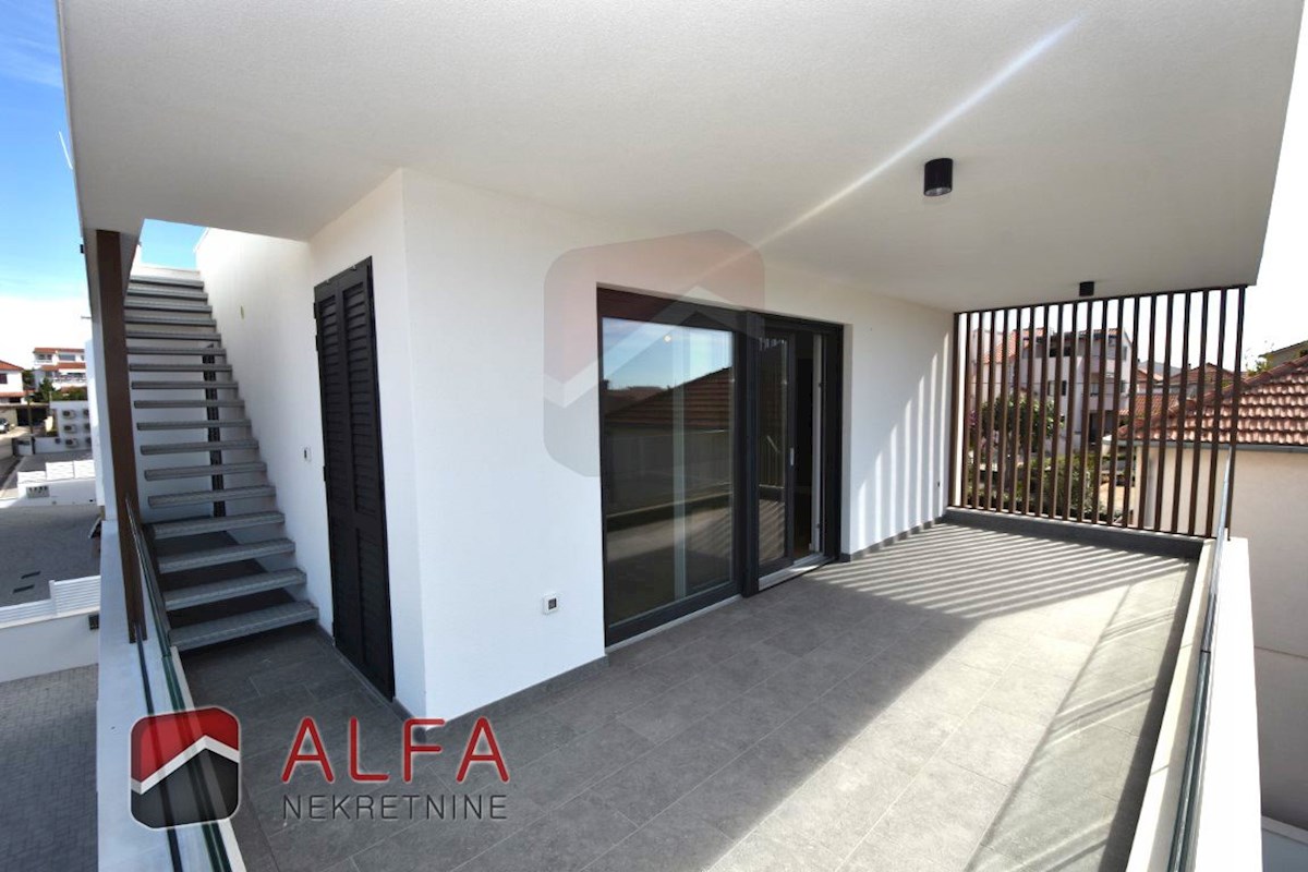 Vodice centro, ATTRAENTE, vendesi appartamento trilocale al secondo piano con terrazza sul tetto ​