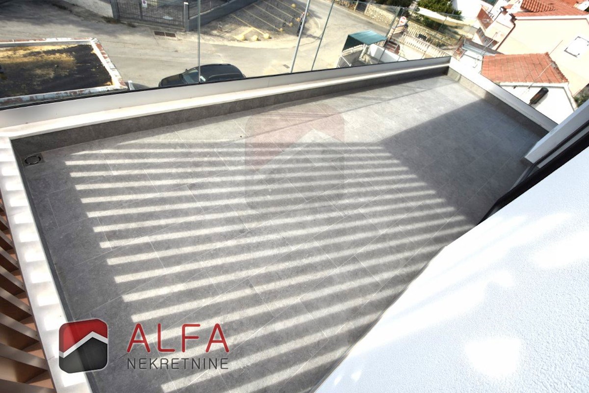 Vodice centro, ATTRAENTE, vendesi appartamento trilocale al secondo piano con terrazza sul tetto ​