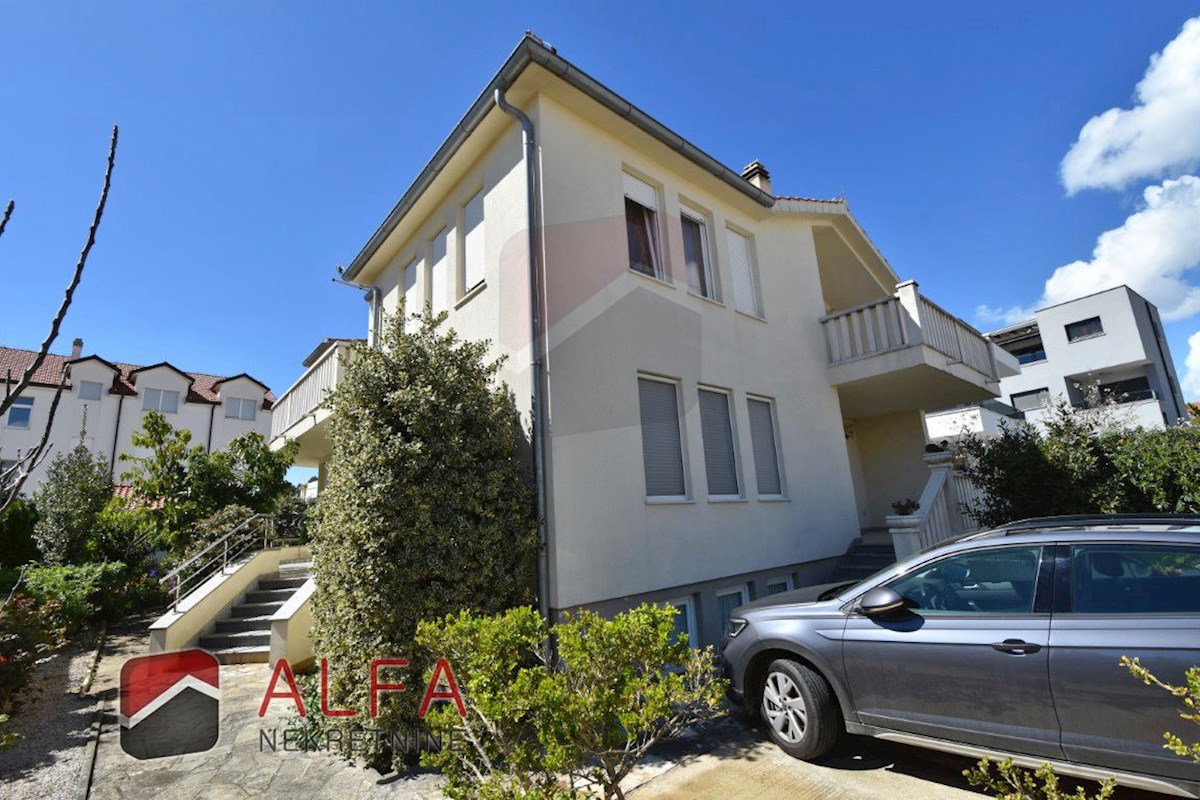 Croazia, Vodice, casa indipendente in vendita con tre appartamenti e garage
