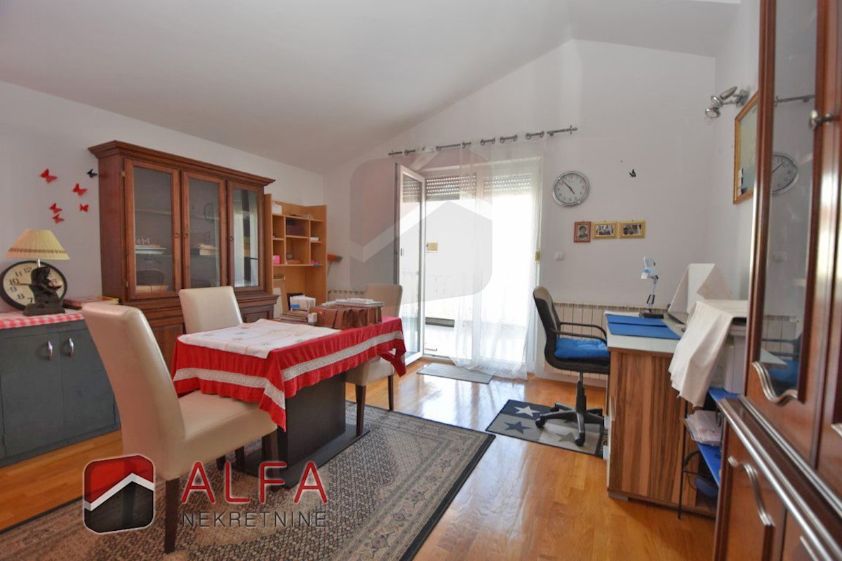 Croazia, Vodice, casa indipendente in vendita con tre appartamenti e garage